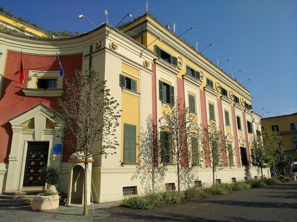 5 3* Tirana